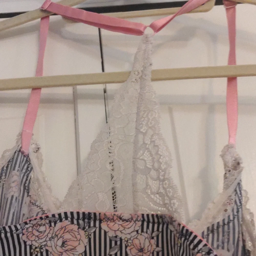 // DONATED ๐ 2/$7 Marilyn Monroe cami short stripped pajama set size L - Picture 7 of 12